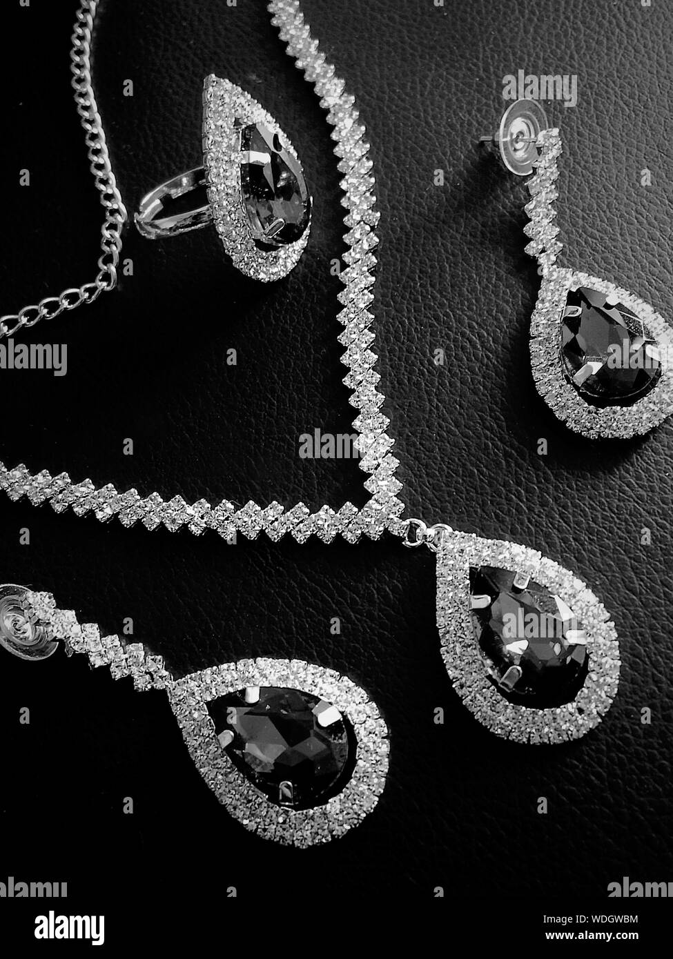 Joyas de diamantes Imágenes de stock en blanco y negro - Alamy