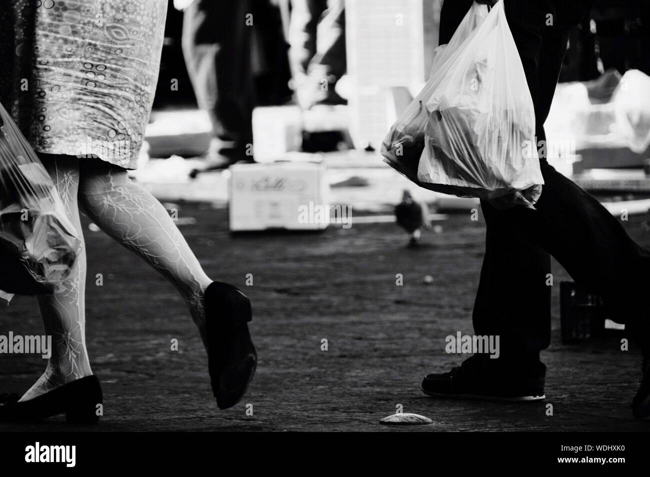 Carrying Plastic Bags Fotos e Imágenes de stock Alamy Carrying Plastic Bags Fotos e Imágenes de stock Alamy