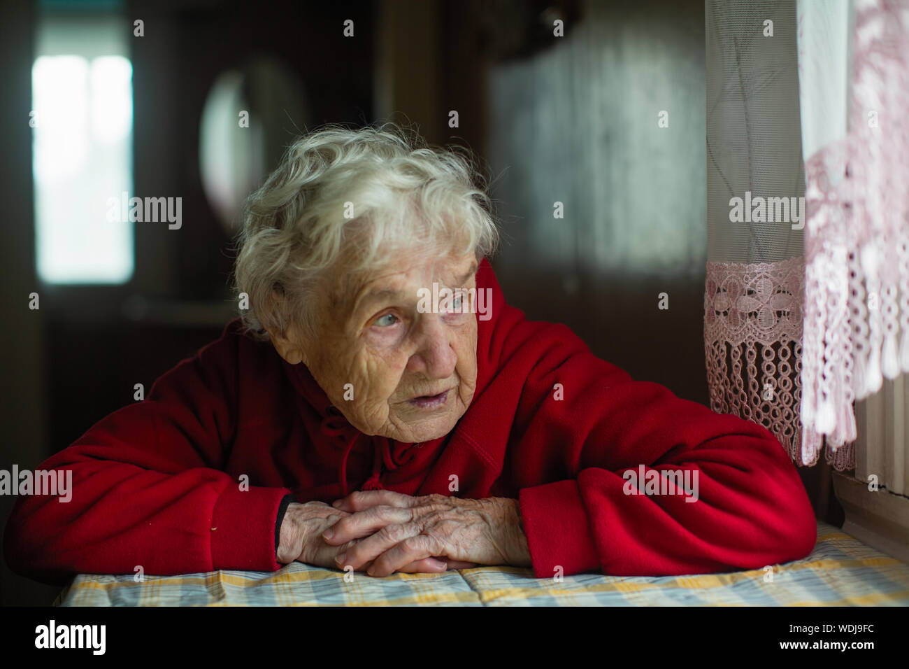 Ancianas solitarias en blanco y negro fotografías e imágenes de alta