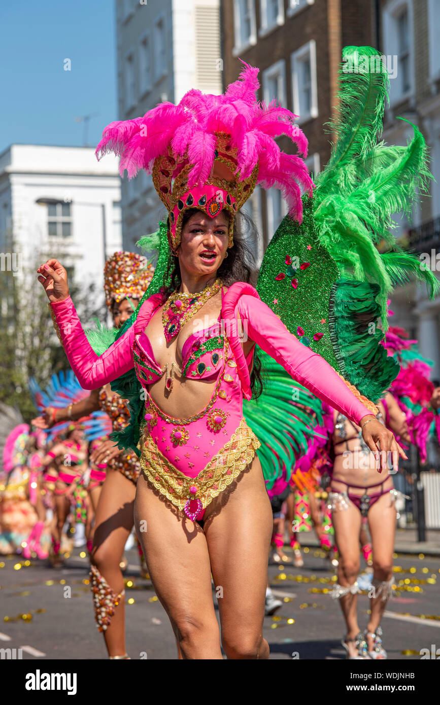 Paraíso de la Escuela de Samba bailarina en coloridos trajes con pluma rosa  plumaje en el último desfile de carnaval de Notting Hill, Londres, Reino  Unido Fotografía de stock - Alamy