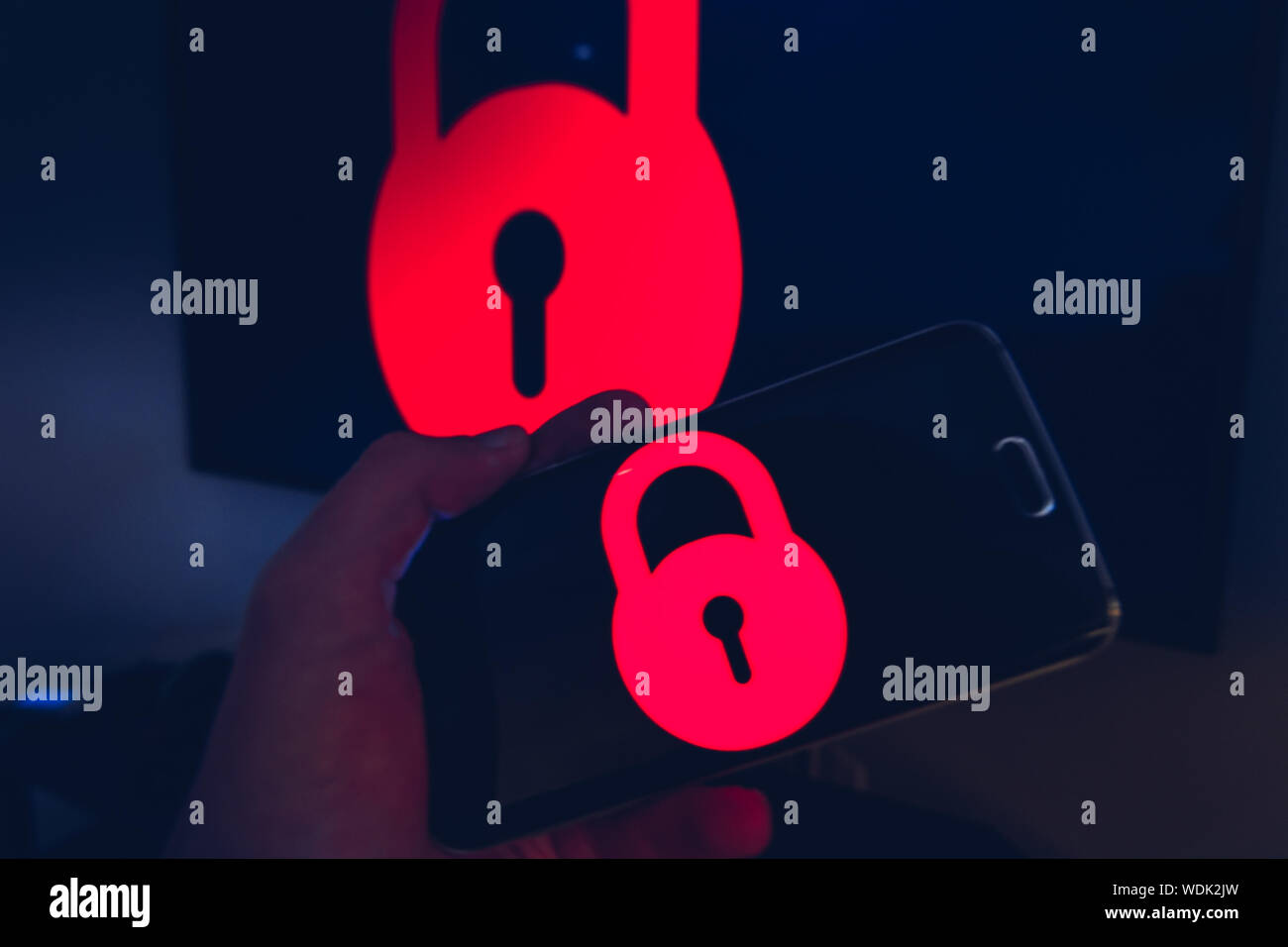 Pantalla de bloqueo del teléfono rojo fotografías e imágenes de alta  resolución - Alamy