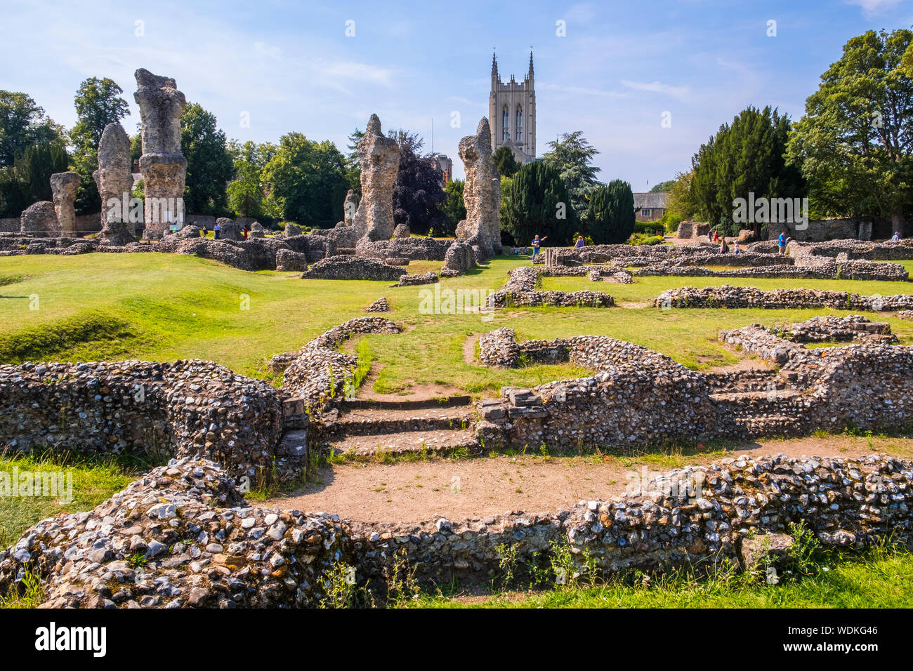 En Bury St Edmunds, la Catedral y las ruinas de la abadía. En Suffolk, Reino Unido. Foto de stock