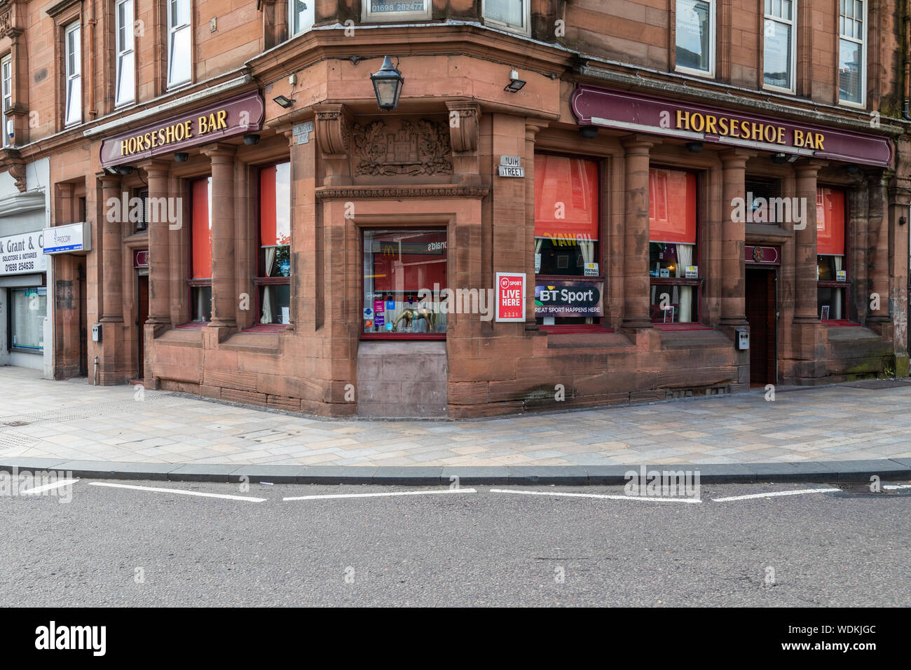 El Horseshoe Bar sobre Muir Street en Motherwell, North Lanarkshire, Escocia Foto de stock