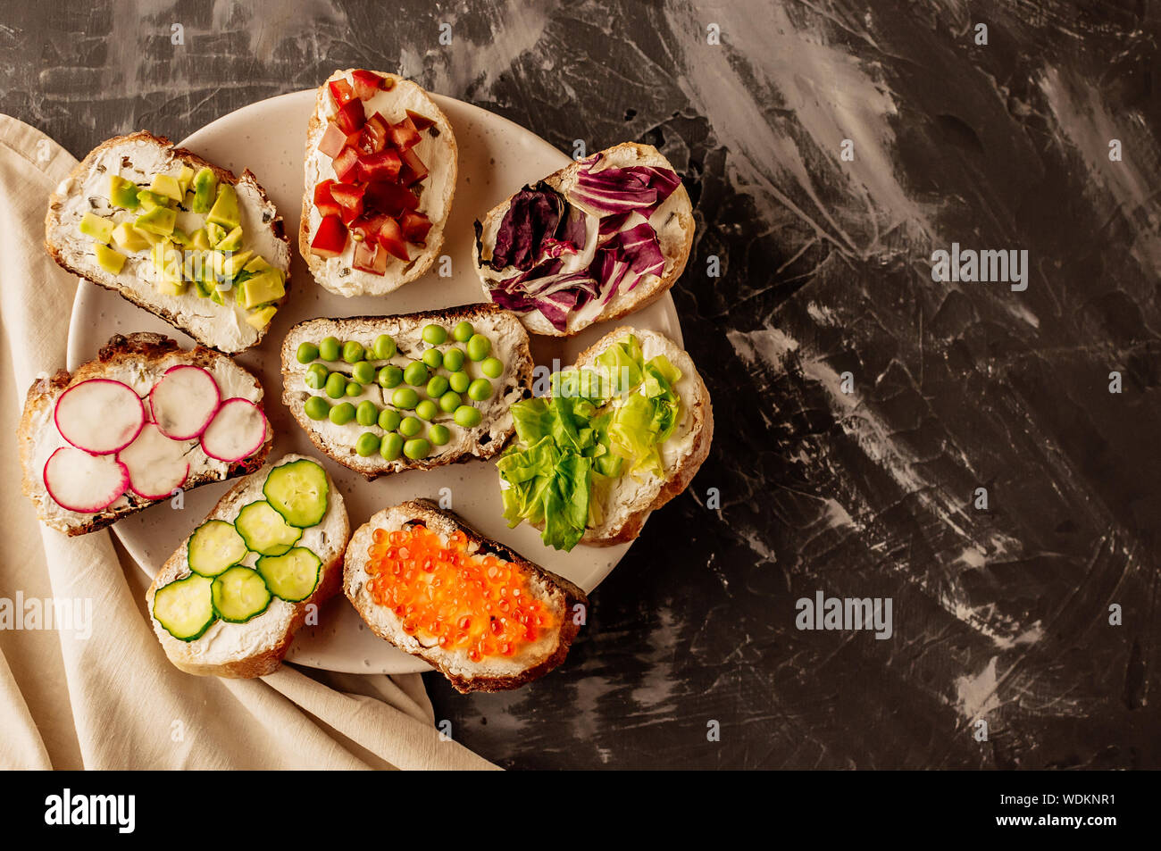 Brushetta o las tradicionales tapas españolas. Aperitivos antipasti  italianos bocadillos en la plancha de madera. Vista superior plana y sentar  con espacio para el texto Fotografía de stock - Alamy