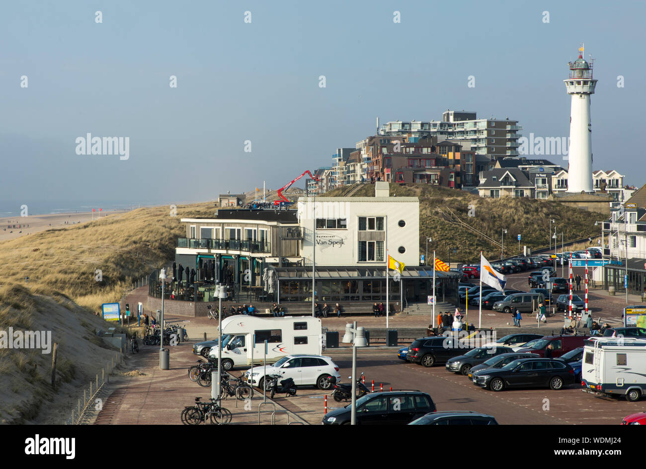 Caminantes en la playa del Mar del Norte de Egmond aan Zee, Holanda Septentrional, Holanda, carpas de playa, restaurantes, cafés, faro, Foto de stock