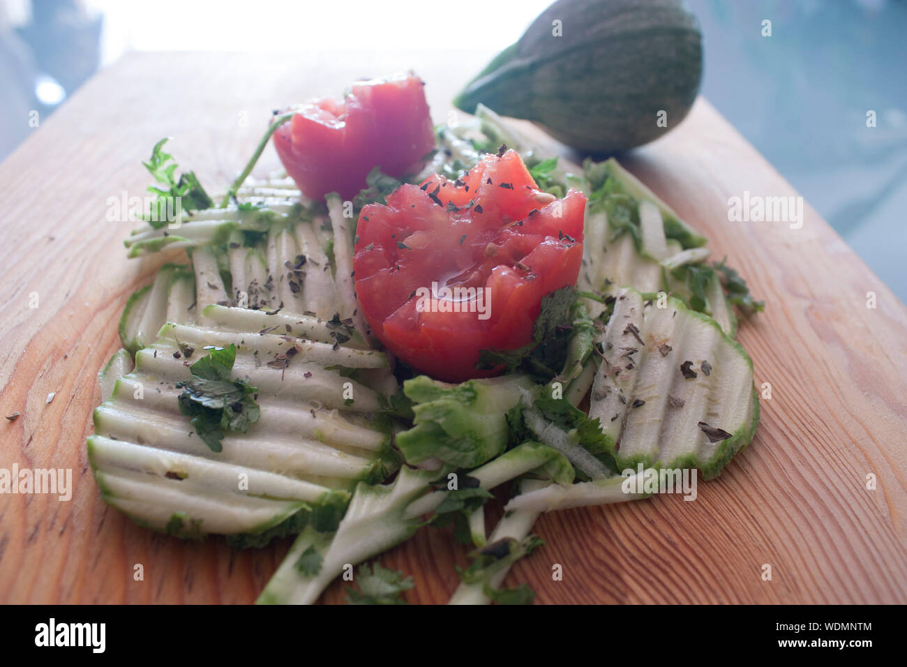 Vegan ensalada de calabacín verde y rojo tomate con albahaca hierbas y cilantro gourment de alimentos Foto de stock