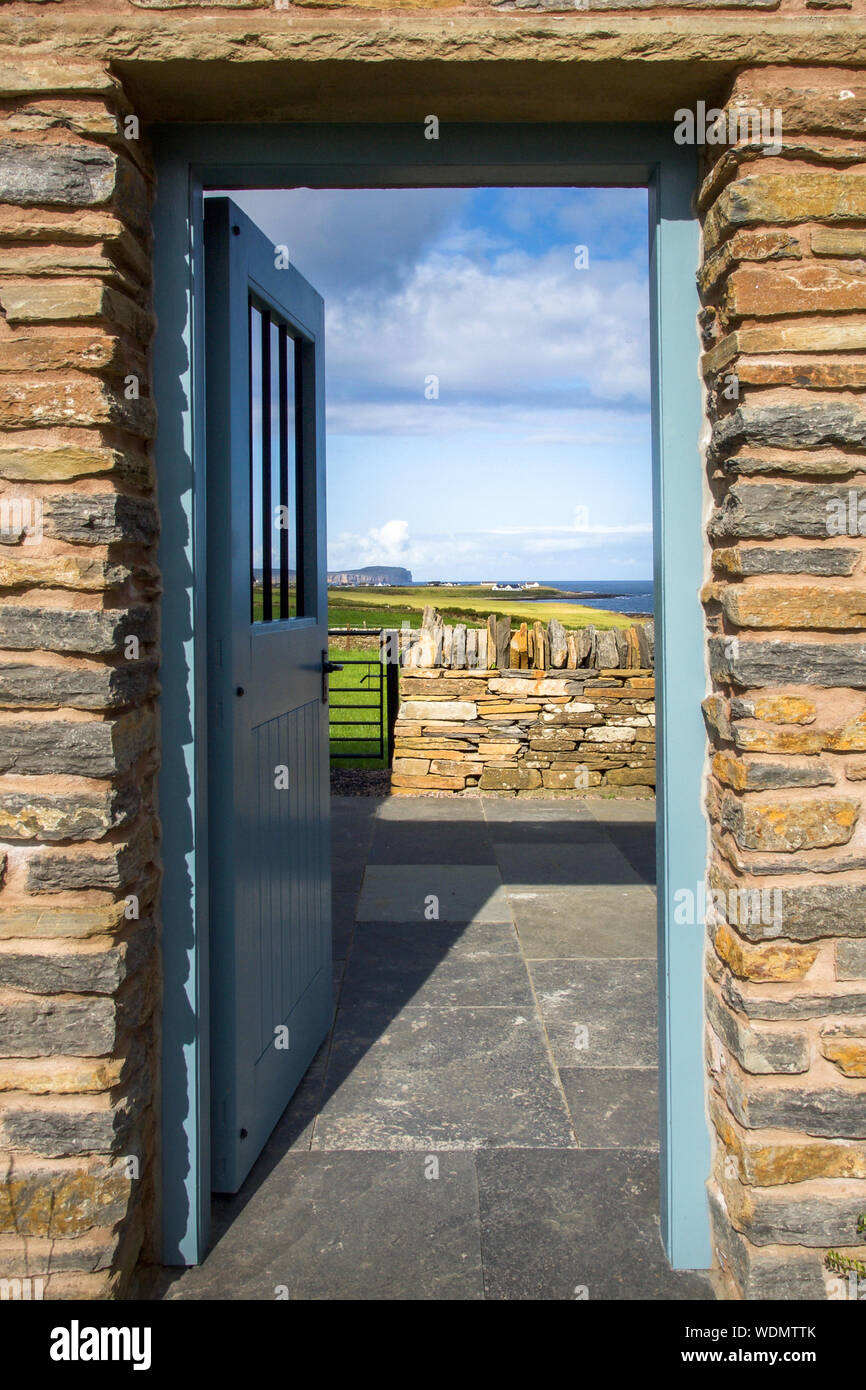 Patio puerta que conduce a una playa en la costa escocesa Foto de stock