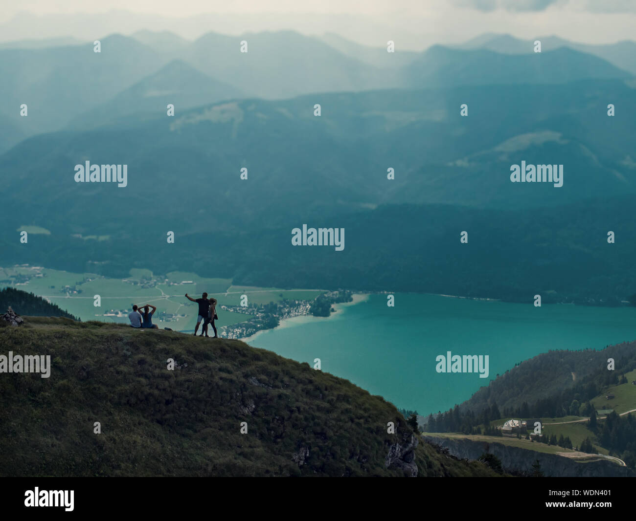 Familia en la cima de una montaña en Austria Europa con 'lago Wolfgangsee' Foto de stock