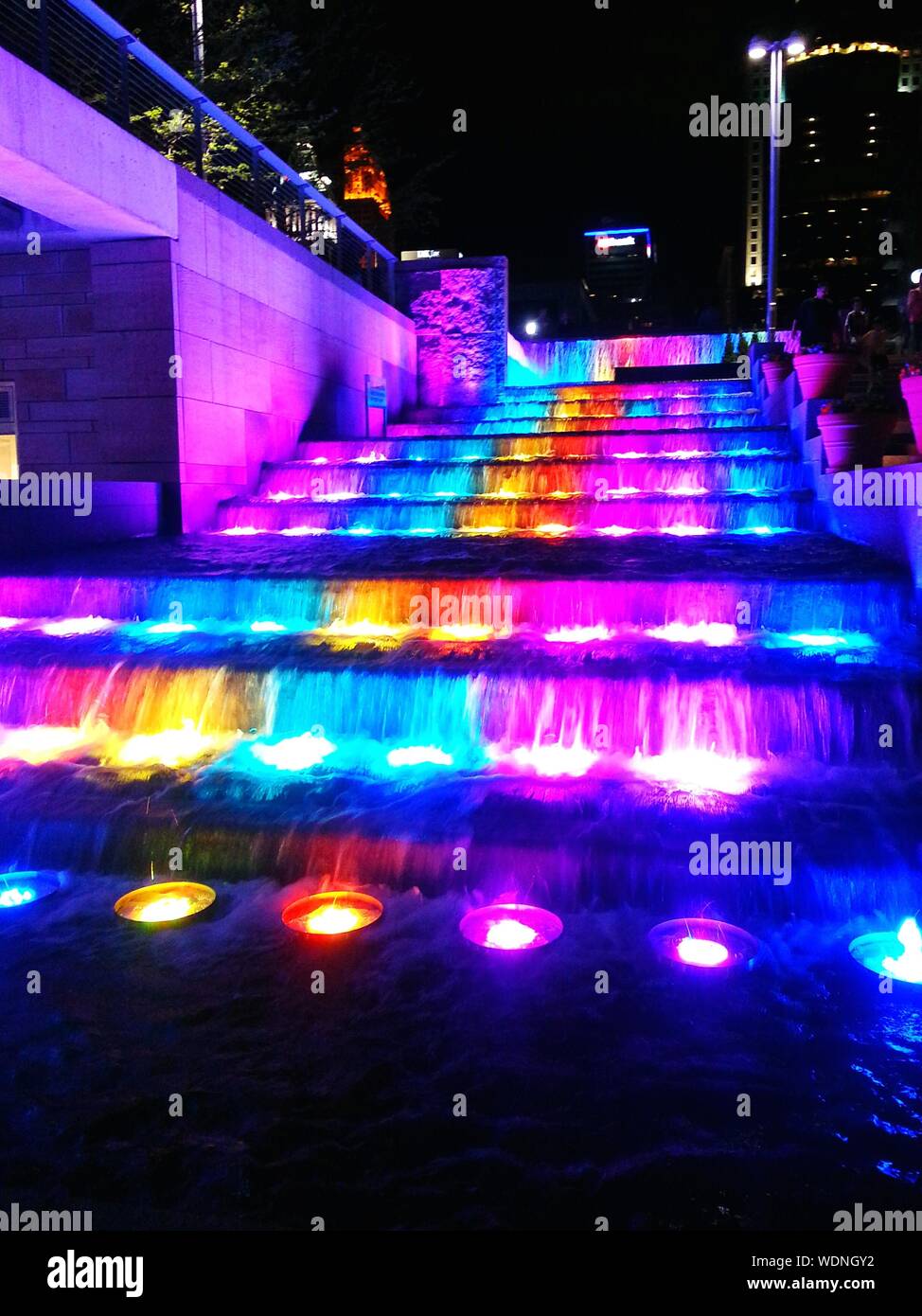 Un alto ángulo de visualización de colorida fuente luminosa a Smale Riverfront Park Foto de stock