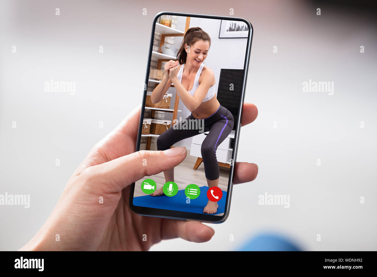 Derechos de hacer videollamadas con Yoga Trainer en Smartphone Foto de stock