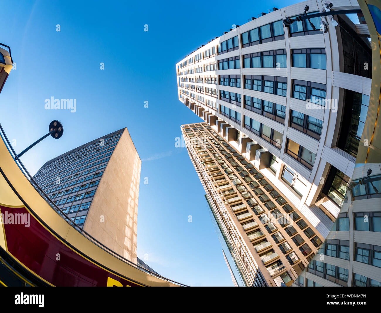 Amplio ángulo de visión de los edificios altos en la ciudad de Londres contra el cielo azul en Inglaterra Foto de stock