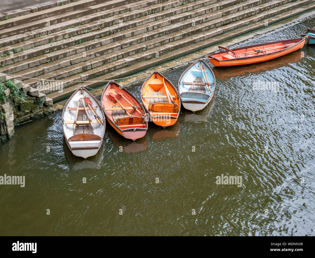 Viejos barcos de pesca en la ribera del río Támesis en Londres, cerca de la zona de Richmond en Inglaterra Foto de stock
