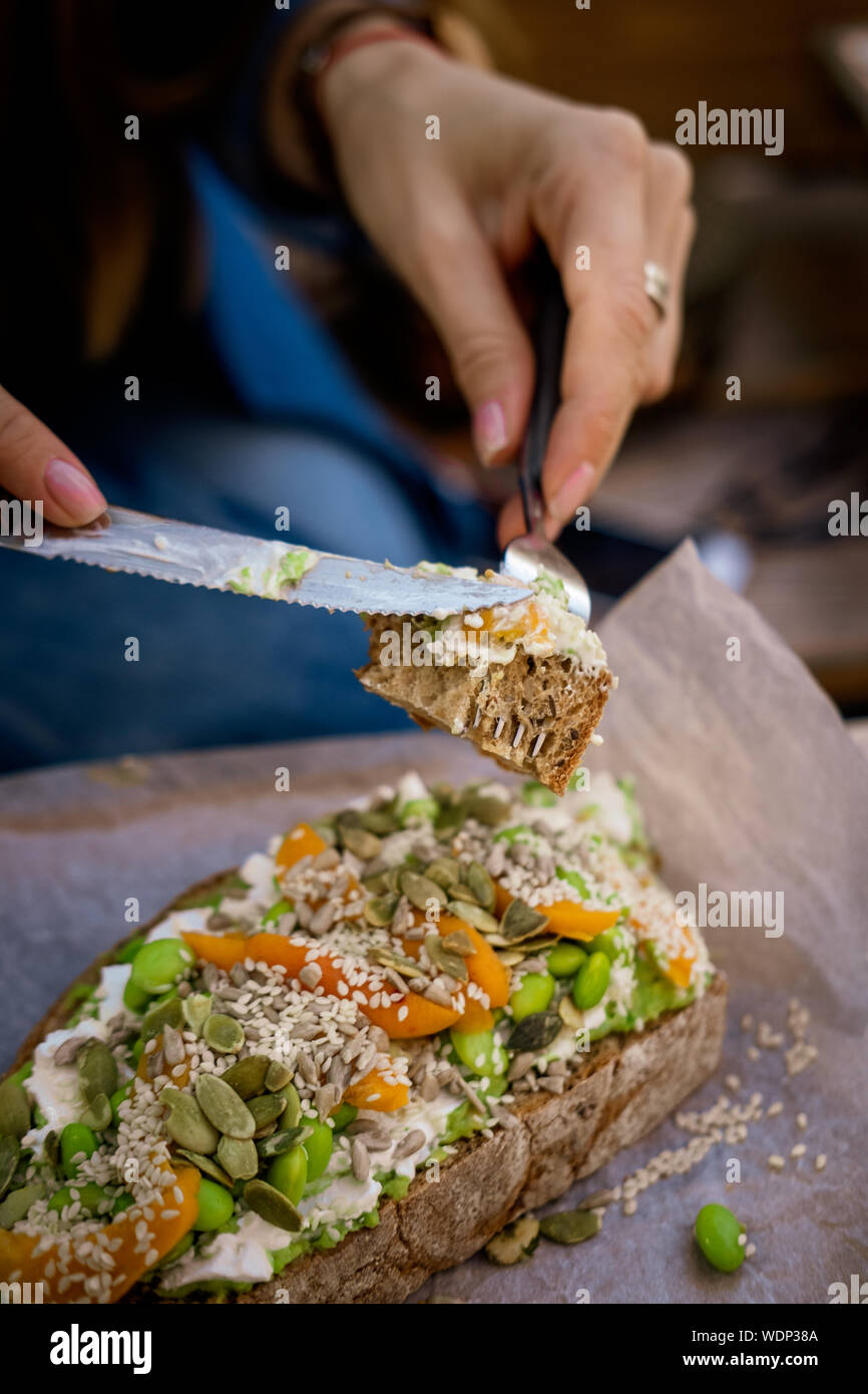 Mujer cociendo sándwiches con salsa de mayonesa en casa cocina Fotografía  de stock - Alamy