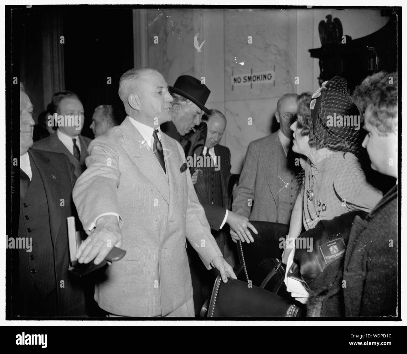 Donaciones crítico del Frankfurter copia de testimonio ante el comité del Senado. Washington, D.C., el 12 de enero . Presidente M.M. Neely del Subcomité Judicial del Senado representada como le dijo a la Sra. Elizabeth Dilling que ella era bienvenido a un ejemplar del Frankfurter del testimonio. "Tomarlo. Cualquier parte de todos", exclamó. La Sra. Dilling amargamente atacaron Frankfurter como radical ayer y tiró en unos pocos añadieron muerde en todos los liberales, incluida la familia de Roosevelt, 1/12/39 Resumen/medio: 1 negativo : cristal en 4 x 5 o menor. Foto de stock