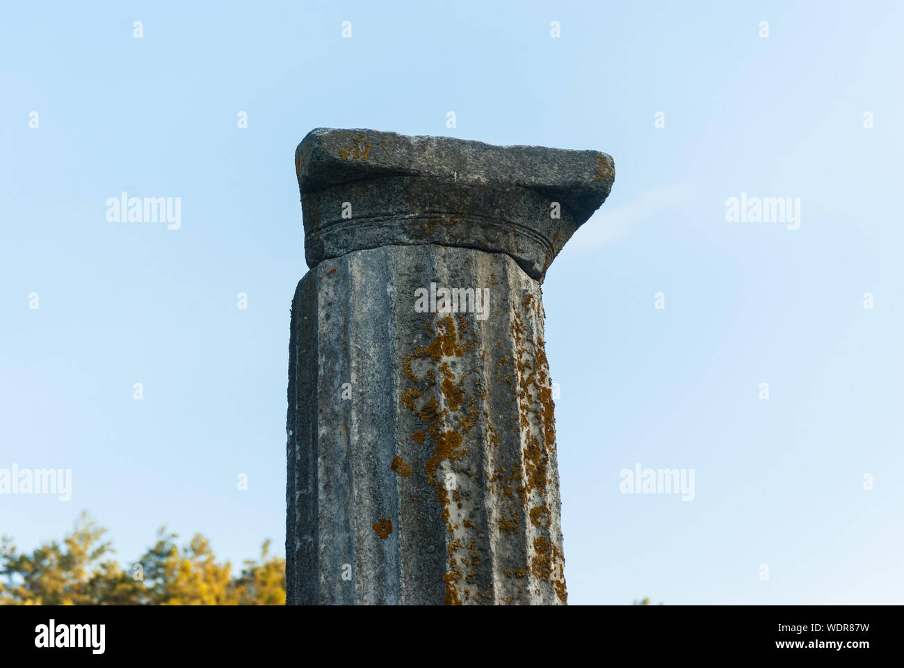 Ángulo de visión baja de la vieja ruina columna contra el cielo claro Foto de stock