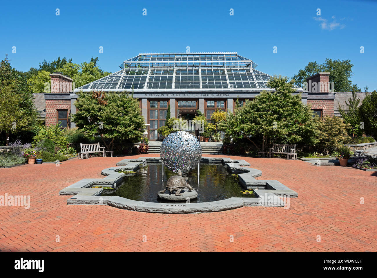 "Colarium', una escultura de George Sherwood; parte de el viento, las olas y la luz de la instalación en el Jardín Botánico de Tower Hill, Worcester, Massachusetts. Foto de stock