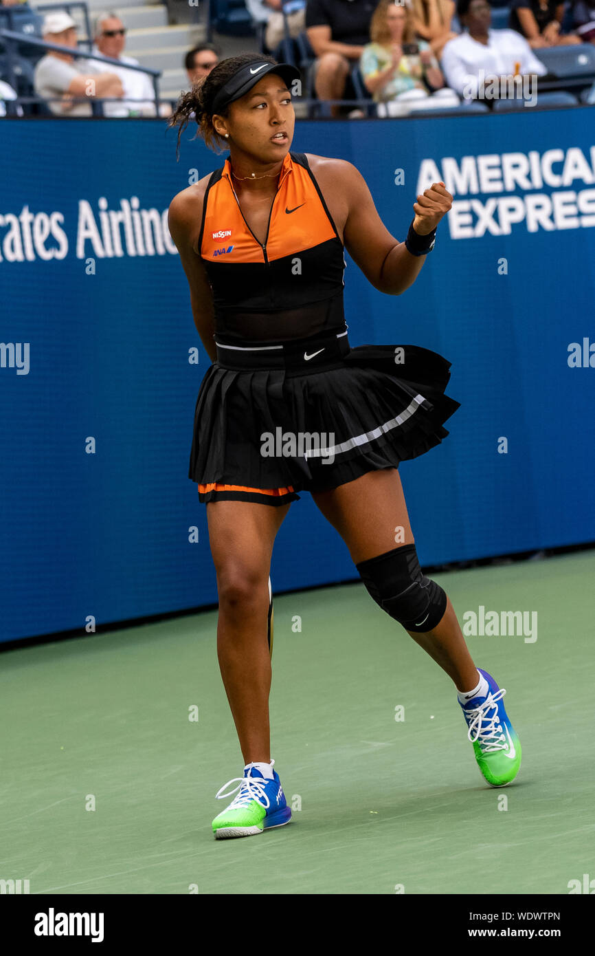 Naomi Osaka (JPN) compitiendo en la primera ronda del 2019 el US Open de  tenis vistiendo su nuevo traje de tenis Sacai NikeCourt x, el 27 de agosto  de 2019 en Nueva