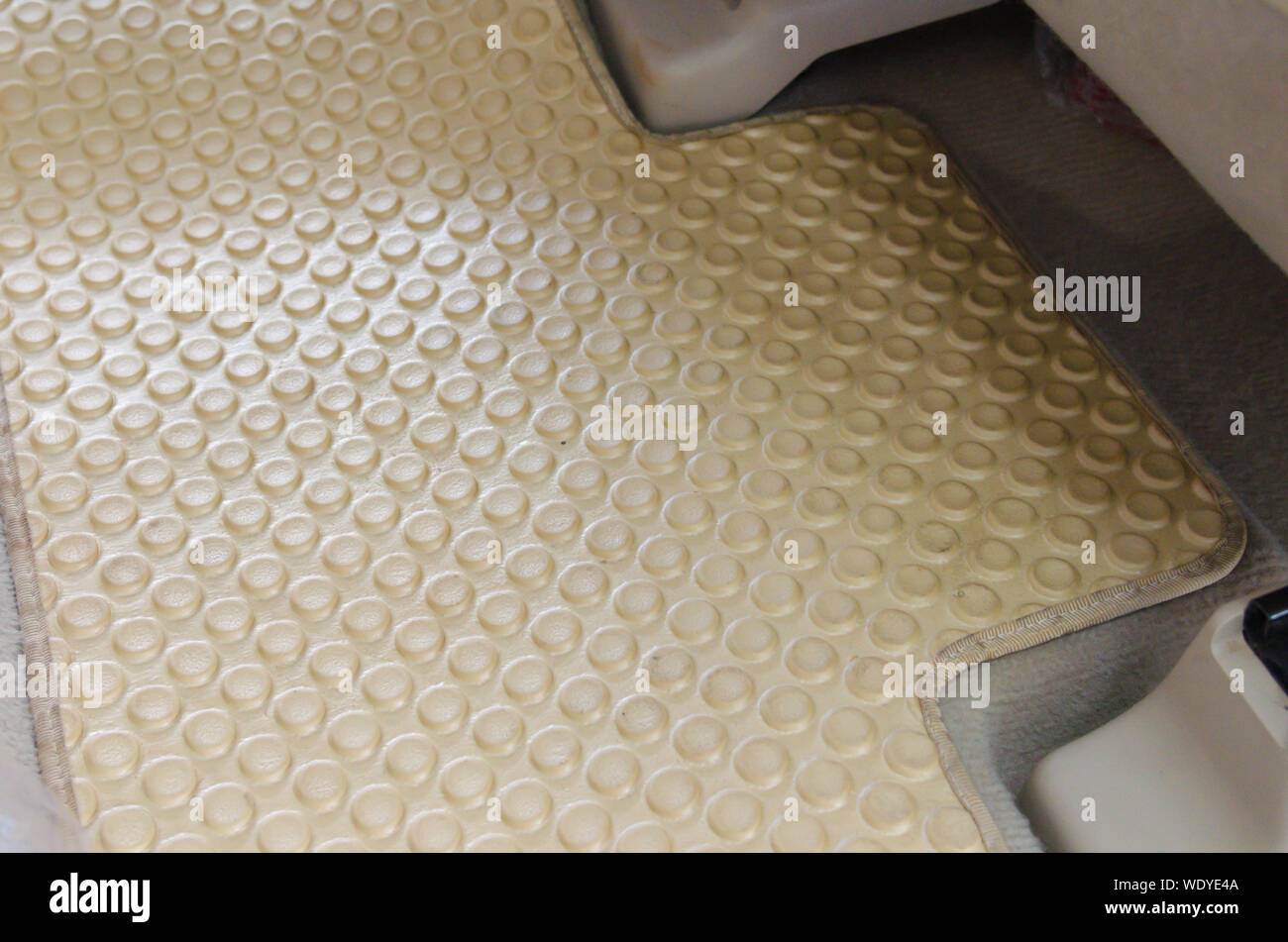 una alfombrilla de goma sucia en el coche después del barro y la lluvia  Fotografía de stock - Alamy