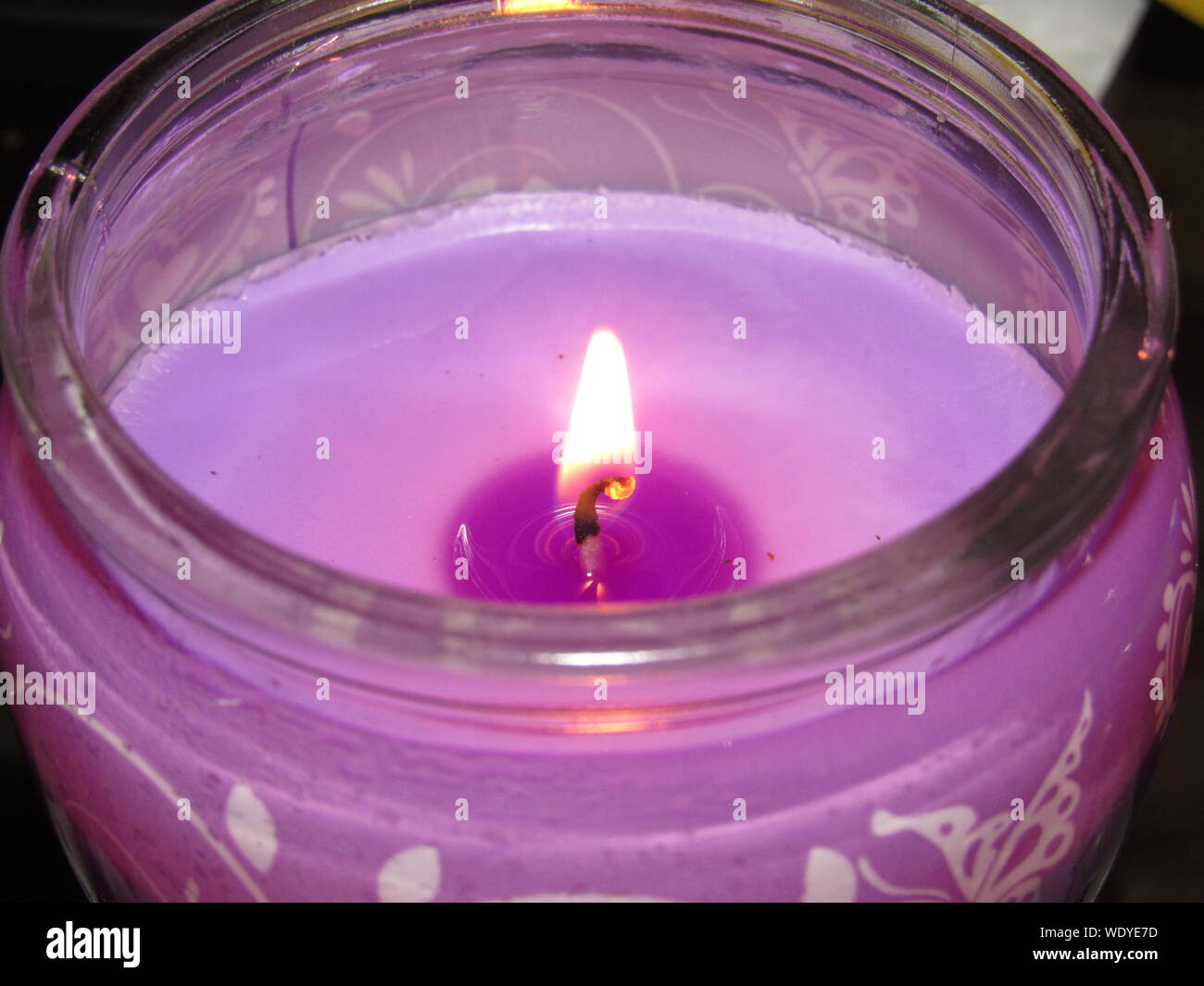Close-up de quema de vela morada en JAR Fotografía de stock - Alamy