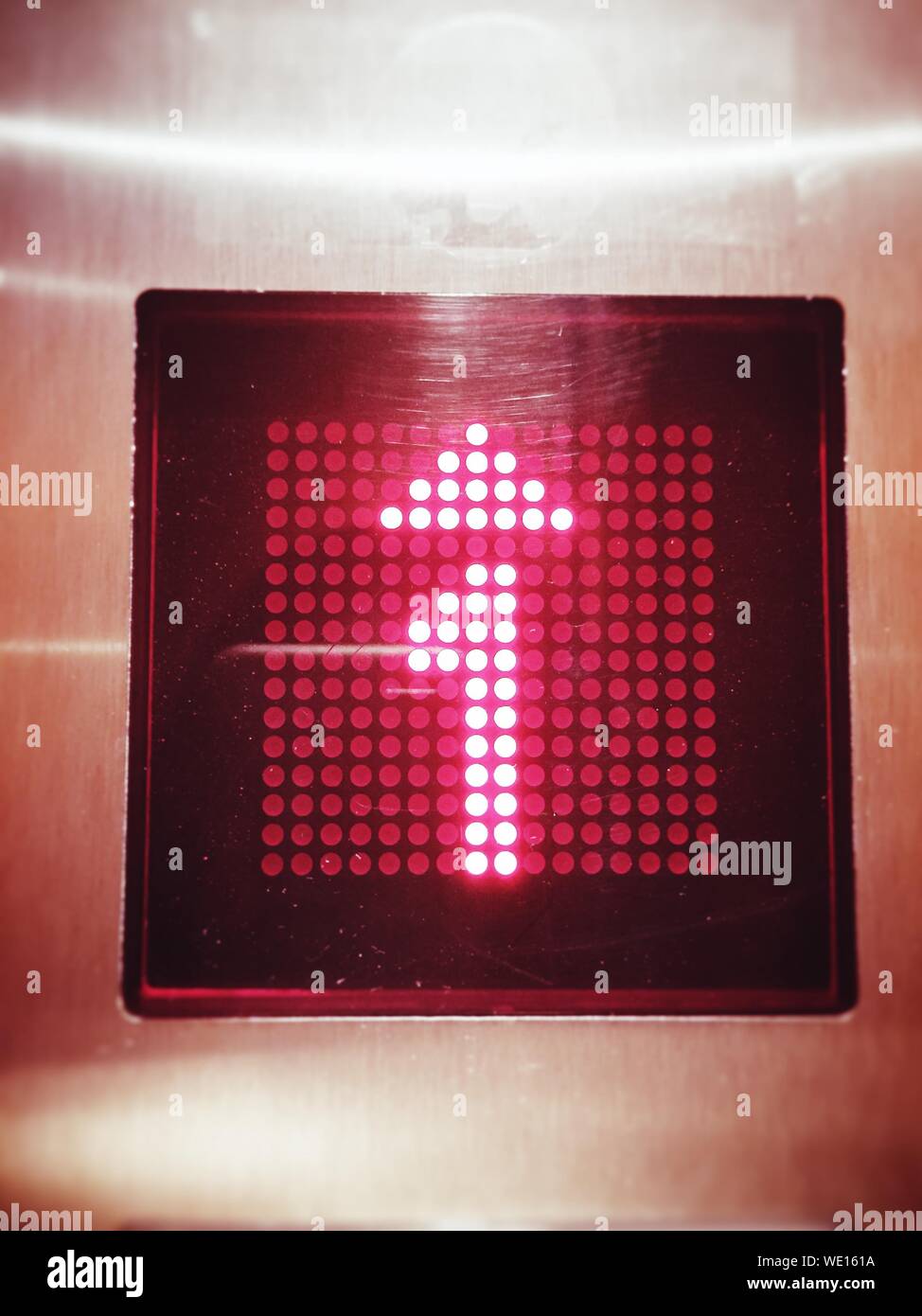 Close-up de encendido número 1 con señal de flecha en el elevador Foto de stock