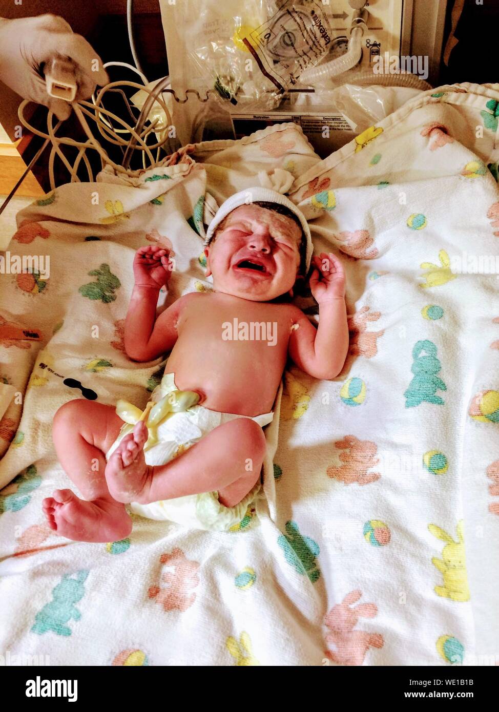 Un Alto Angulo De Visualizacion Del Bebe Recien Nacido Con El Cordon Umbilical Llorando En Cama En El Hospital Fotografia De Stock Alamy