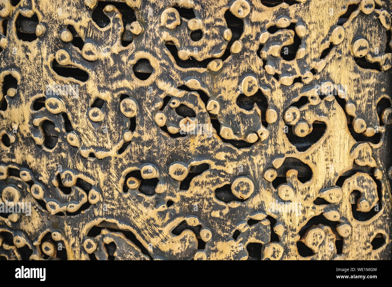 Textura del fondo de metal dorado con un patrón de hierro forjado negro.  Encaje de metal. Antecedentes Fotografía de stock - Alamy