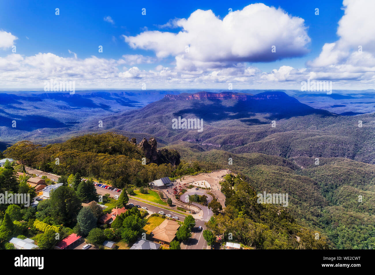 Katoomba Echo point lookout hacia la formación rocosa Three Sisters en Blue Mountains de Australia en el luminoso día de verano en niveles elevados de vista aérea. Foto de stock