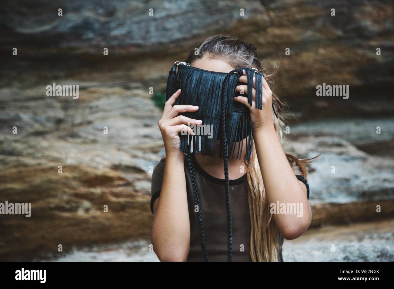 Mujer escondida sobre roca fotografías e imágenes de alta resolución - Alamy