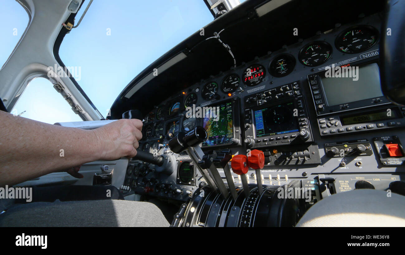 Imagen recortada de la mano controlando Cockpit de avión Foto de stock