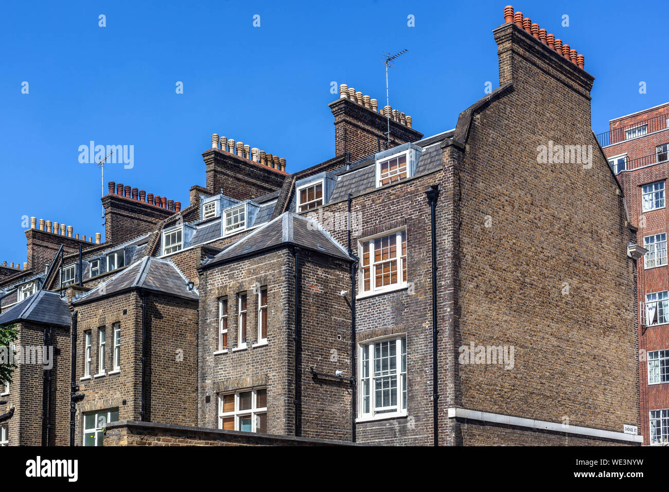 Fila de chimeneas y apila visto desde la parte trasera de una terraza Georgiana, Londres, Inglaterra, Reino Unido. Foto de stock
