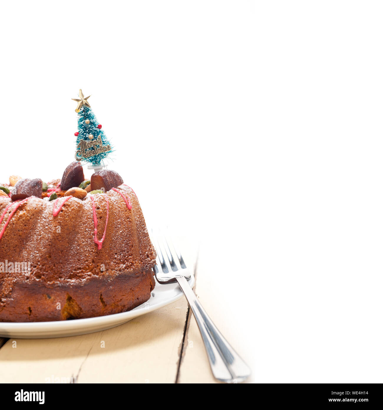 Close-up de Bundt Cake con mensaje de Navidad contra el fondo blanco. Foto de stock