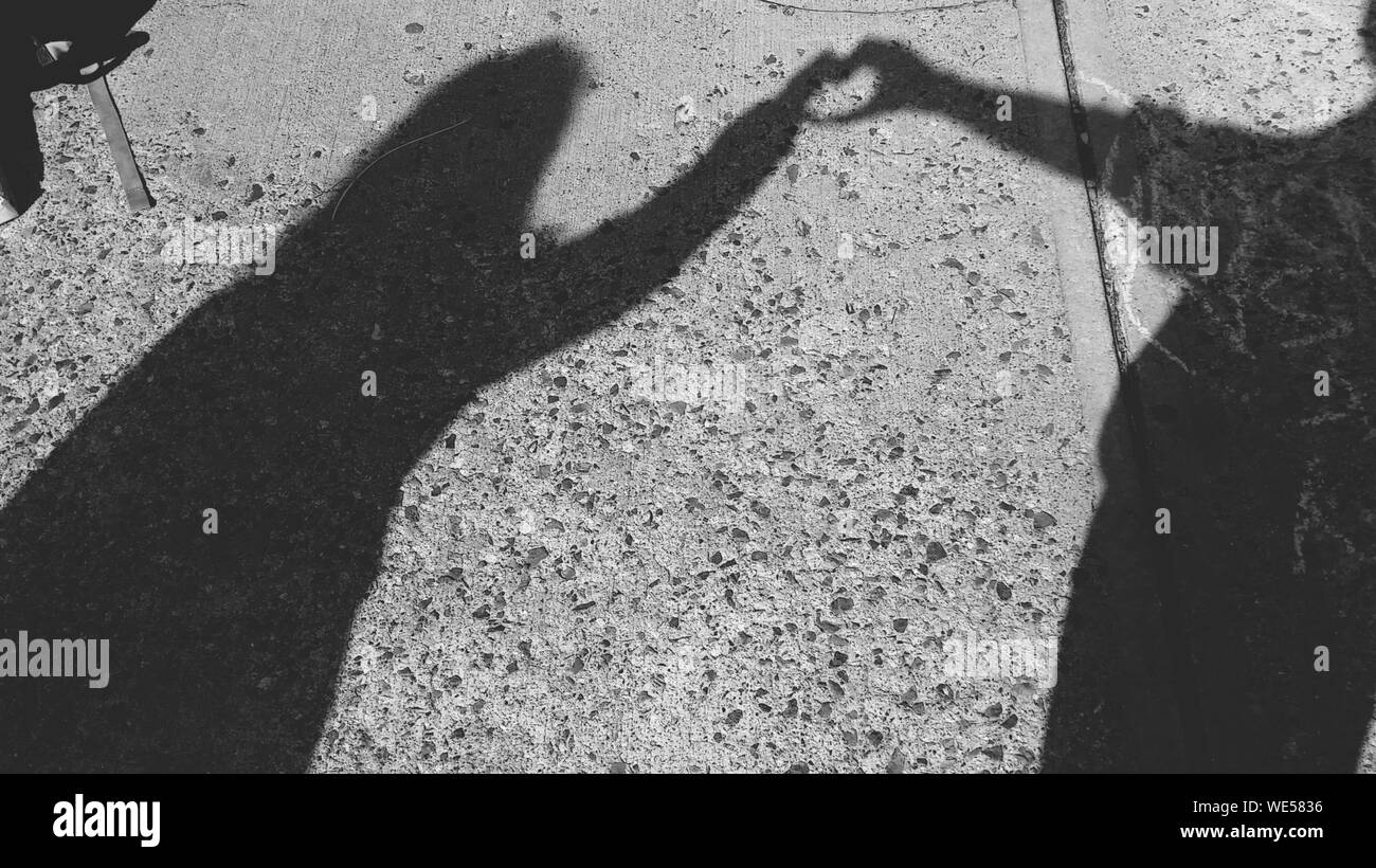 Sombra de pareja haciendo el camino en forma de corazón Fotografía de stock - Alamy Sombra de pareja haciendo el camino en forma de corazón Fotografía de stock - Alamy