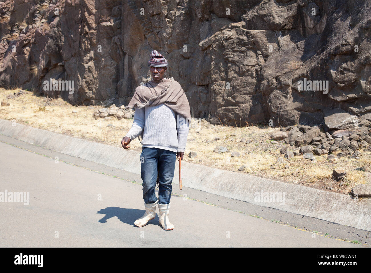 Maseru, Lesotho - Septiembre 20, 2017: el pastor africano adulto hombre  nacionales en la manta de lana ropa y pasamontañas hat en alta montaña  carretera rural Fotografía de stock - Alamy