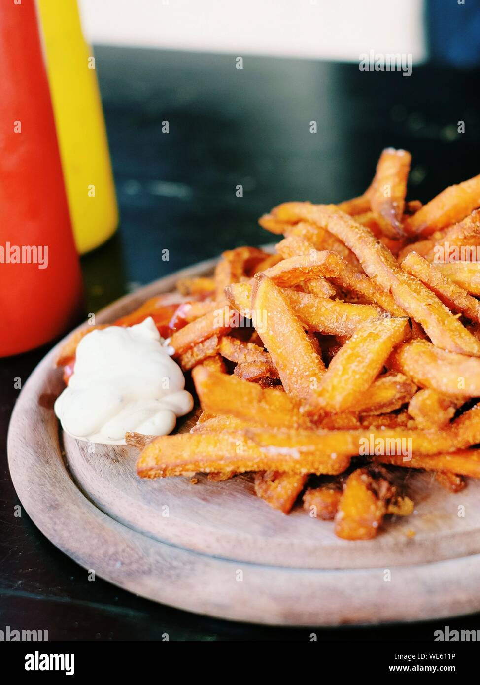Close-up de batatas fritas en placa en campo Fotografía de stock - Alamy