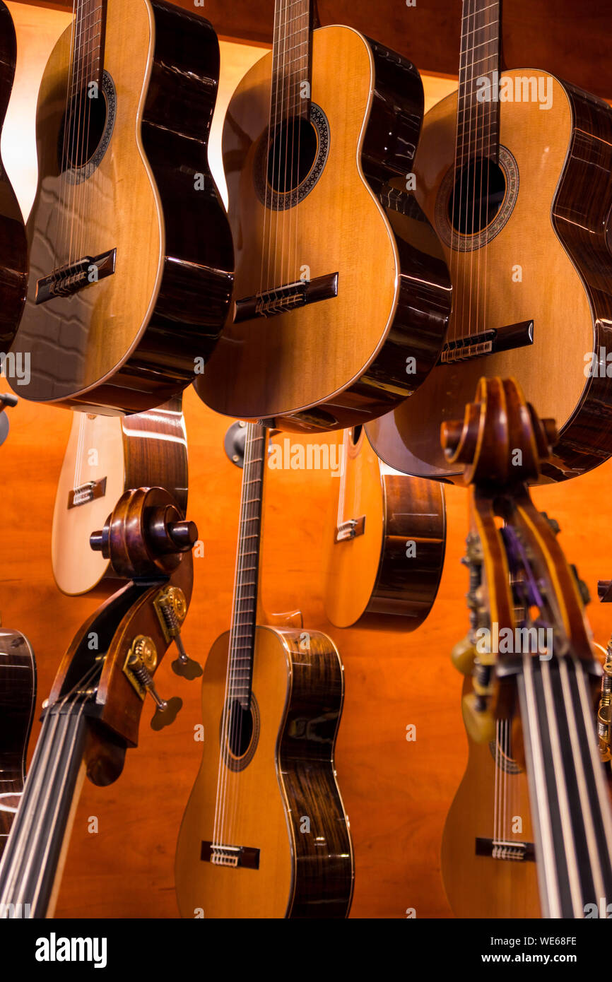 Close-up instrumentos musicales para la venta en la tienda de stock -