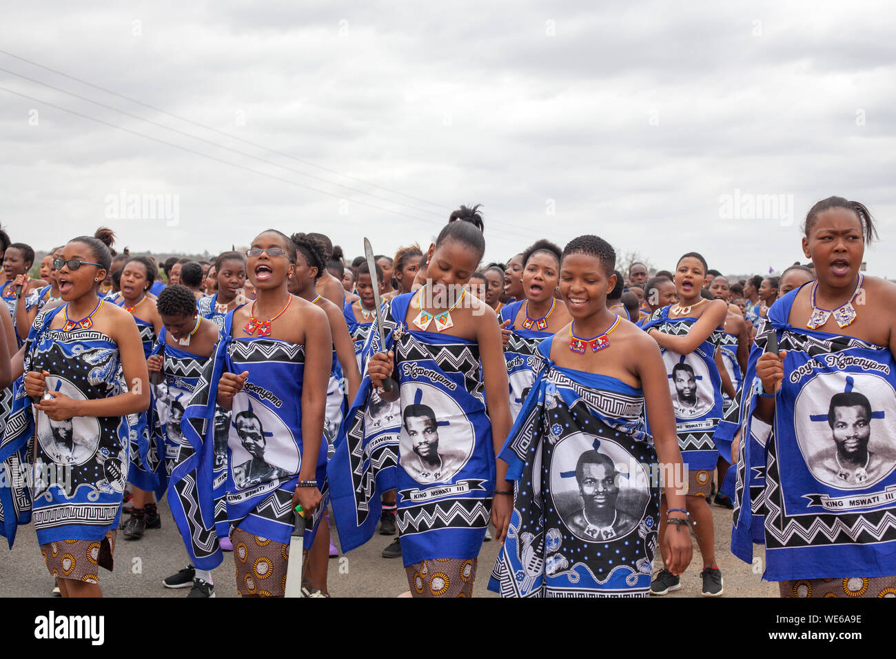 Mbabane, Swazilandia - Agosto 31, 2017: Umhlanga Reed ceremonia de danza tradicional rito jóvenes muchachas vírgenes con grandes cuchillos machete ir al campo a cortar caña Foto de stock