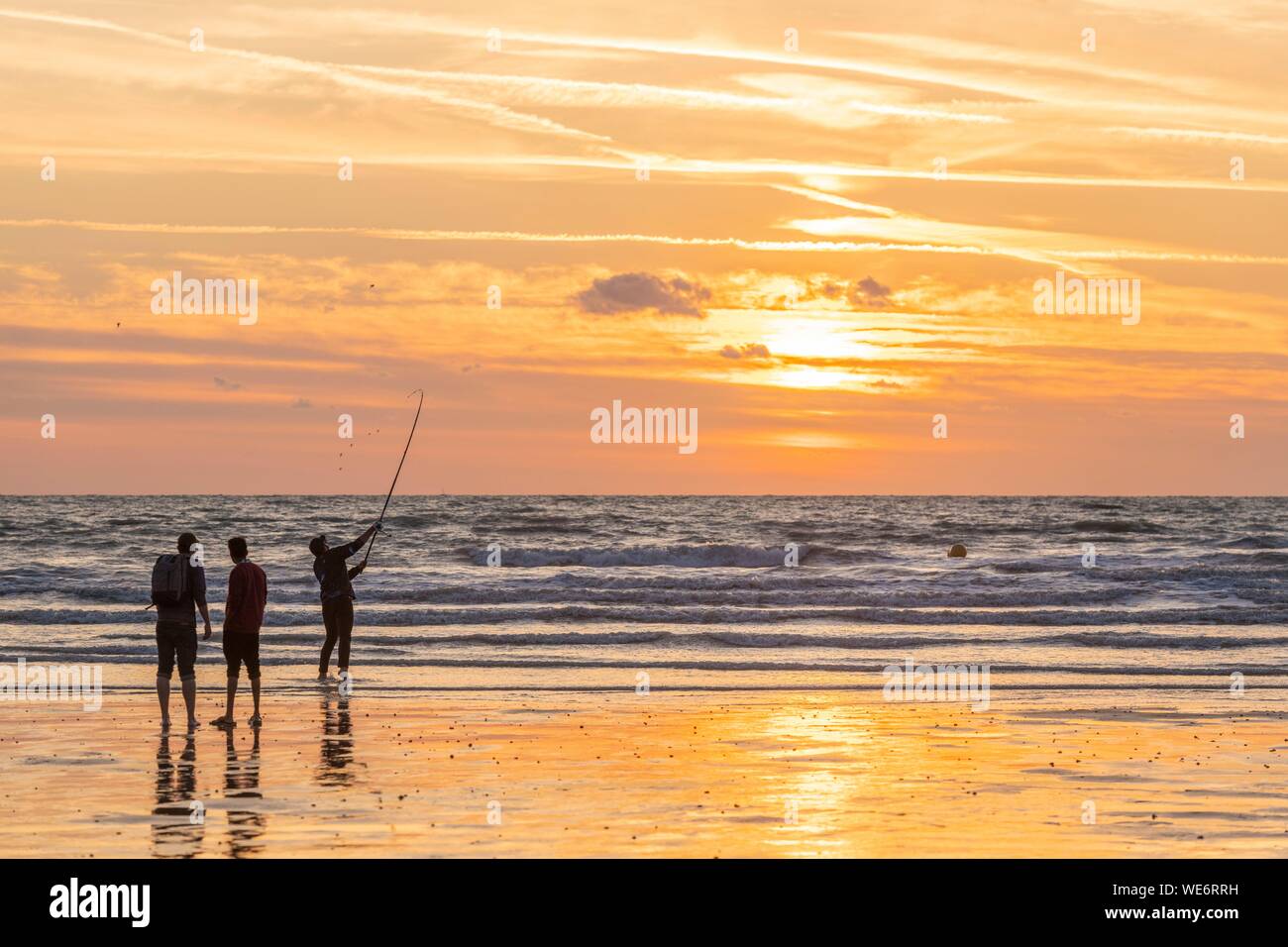 Francia, Somme, Ault, pescadores en la playa de Ault como crepúsculo se asienta gradualmente Foto de stock