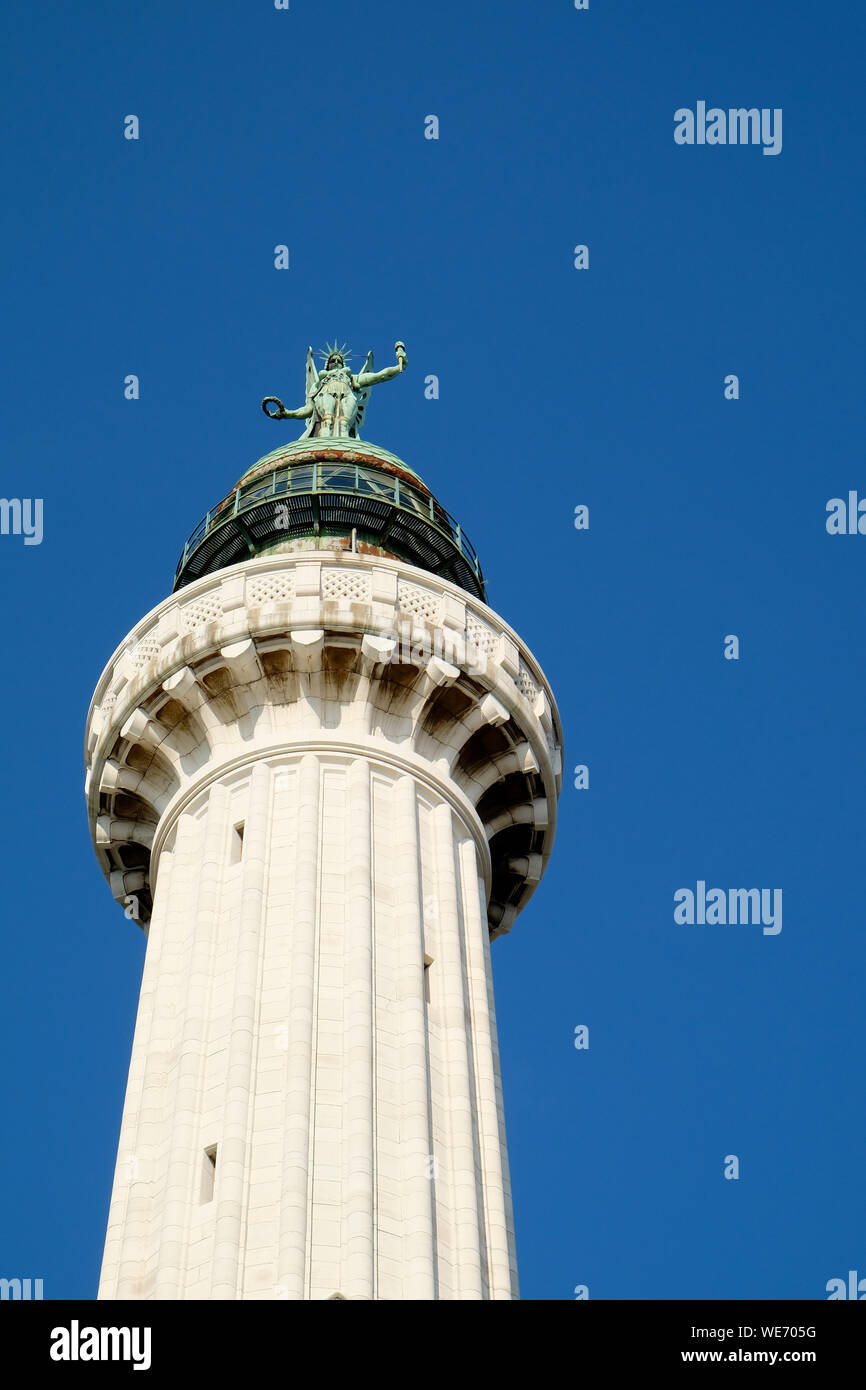 Ángulo de visión baja de monumento histórico contra el cielo azul claro Foto de stock
