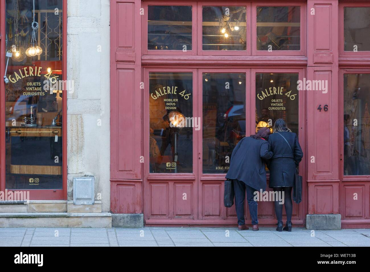 Francia, Meurthe et Moselle, Nancy, el escaparate de una tienda Galerie 46 antic en grande grande rue (calle). Foto de stock