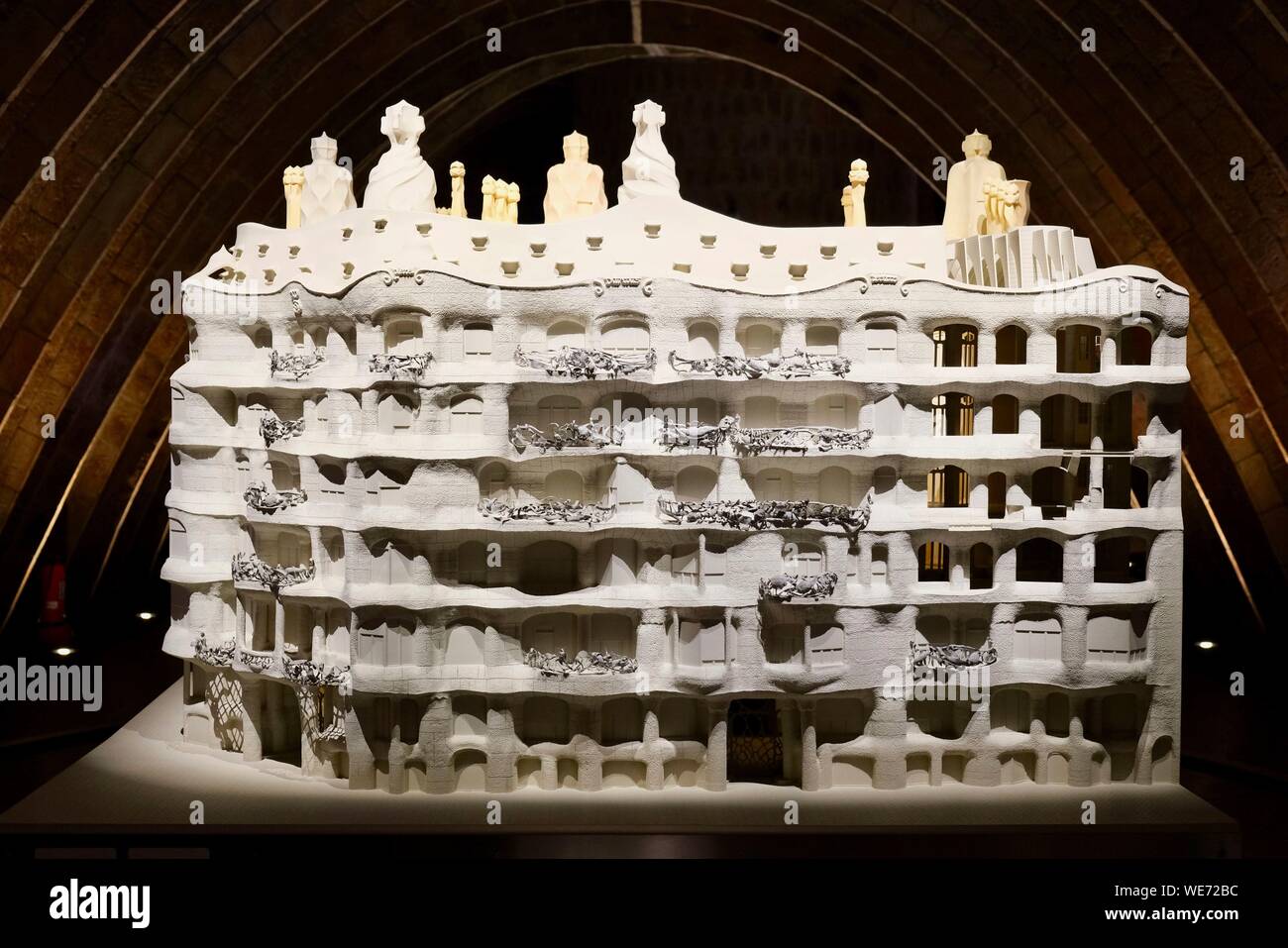 España, Cataluña, Barcelona, Eixample, la Pedrera (Casa Milá) por el arquitecto Antoni Gaudí, catalogada como Patrimonio de la Humanidad por la UNESCO, modelo Foto de stock