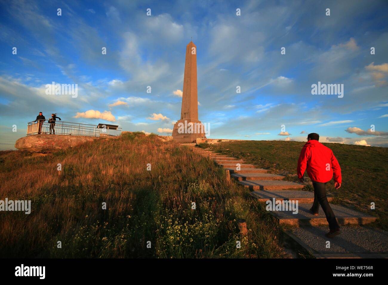 Francia, Pas de Calais, Escalles, caminar por los senderos del cabo Blanc Nez, etiqueta grandes sitios de Francia, en la parte superior encontramos el monumento en forma de obelisco, llamado el Dover Patrol Foto de stock