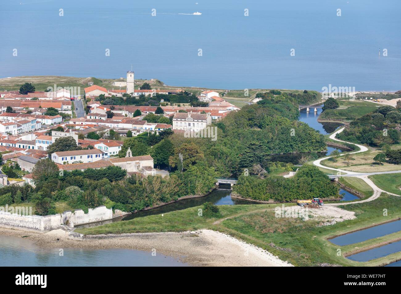 Francia, Charente Maritime, isla de Aix, el foso que protegen la ciudad (vista aérea) Foto de stock