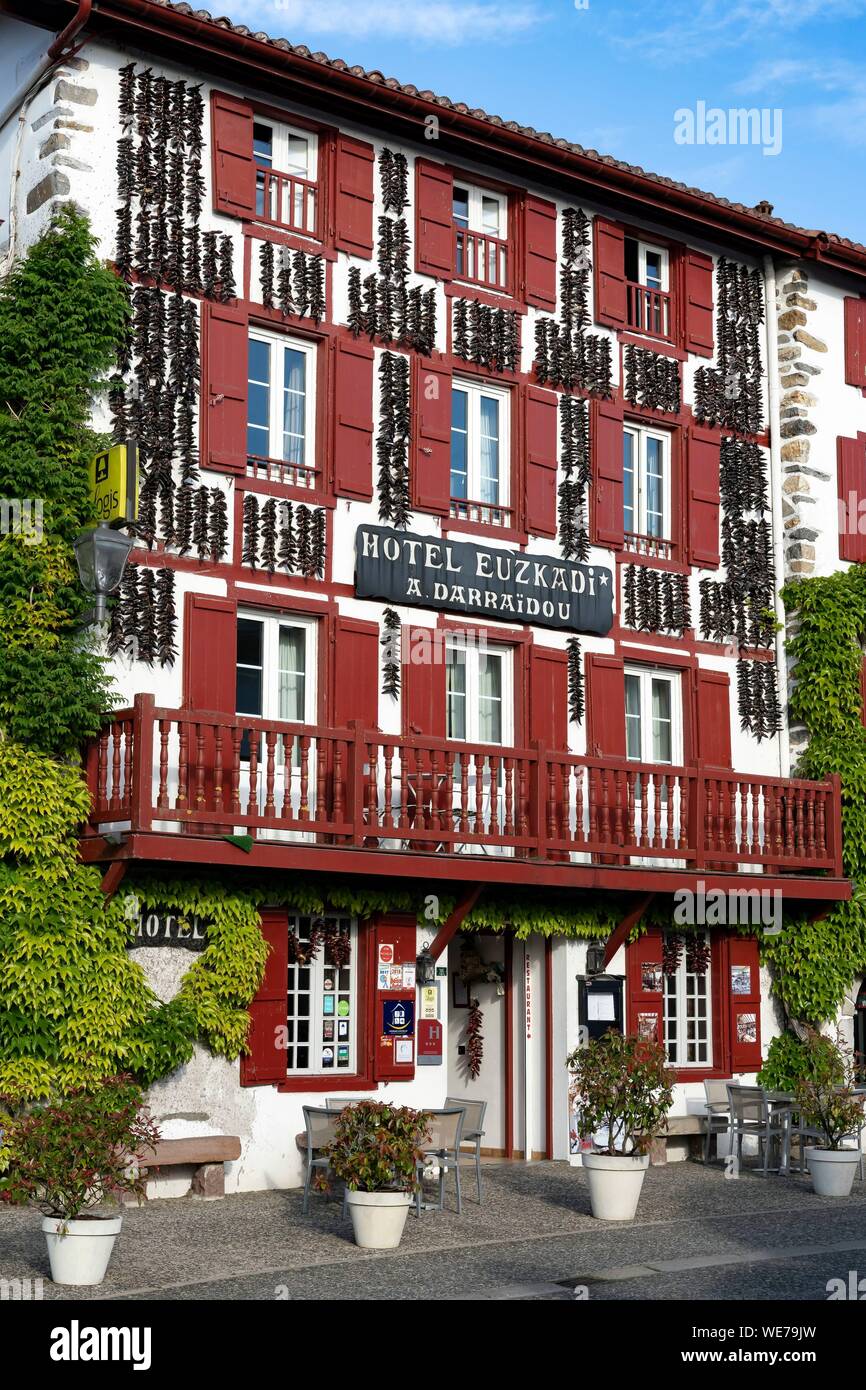 Francia, Pirineos Atlánticos, País Vasco, Espelette, secado de pimiento de Espelette en las fachadas de casas de pueblo, Hotel Euzkadi Foto de stock