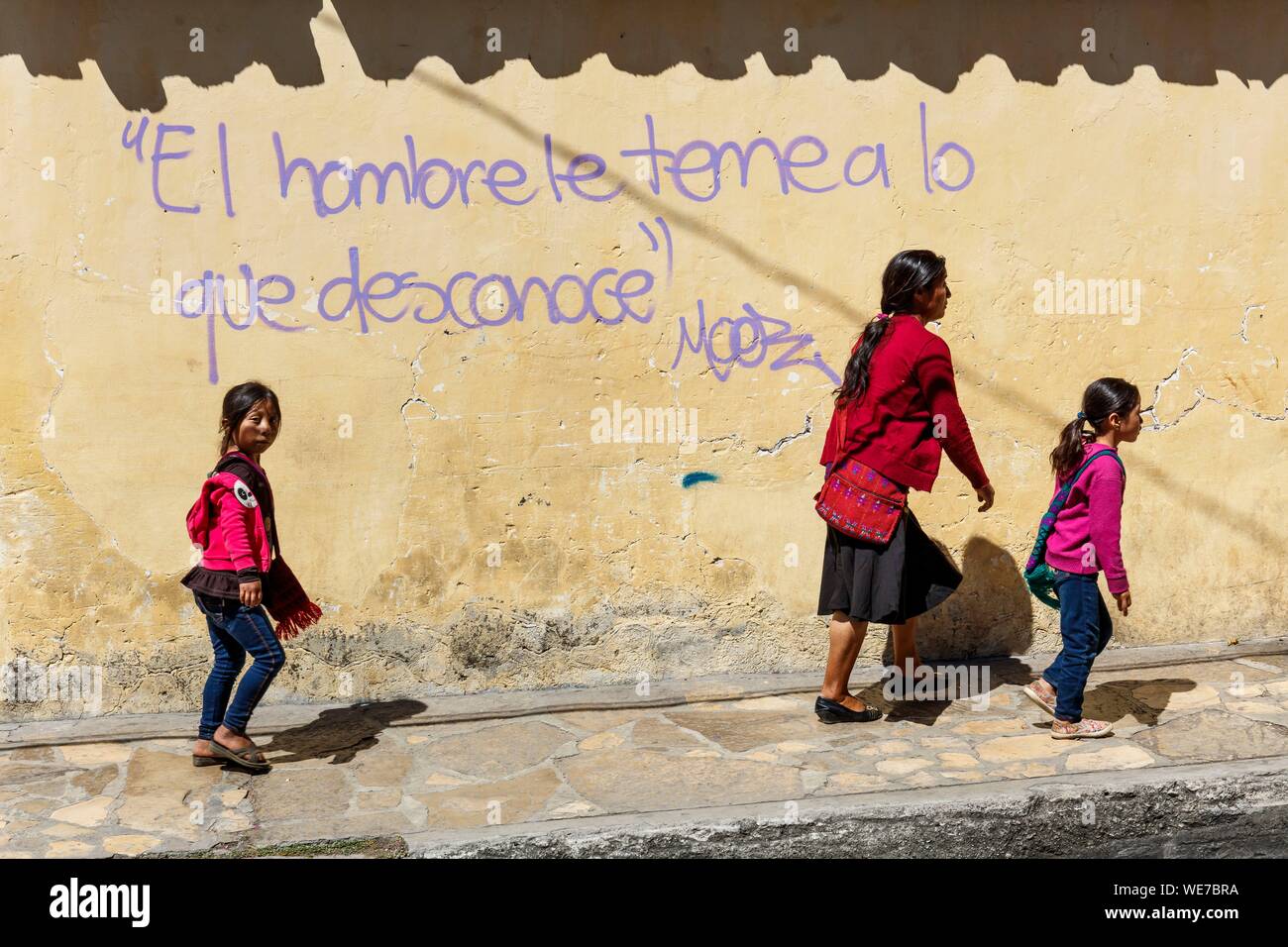 México, en el estado de Chiapas, San Cristóbal de las Casas Tzotzil, la mujer con sus dos hijas Foto de stock