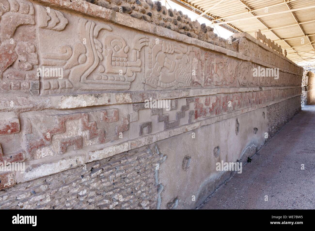 México, estado de Hidalgo, Tula de Allende, sitio arqueológico Tolteca, Coatepantli o muro de serpientes Foto de stock