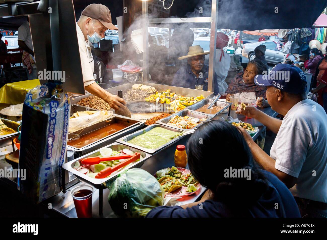 México, Estado de Michoacán, Pátzcuaro, puesto de comida en la calle Foto de stock