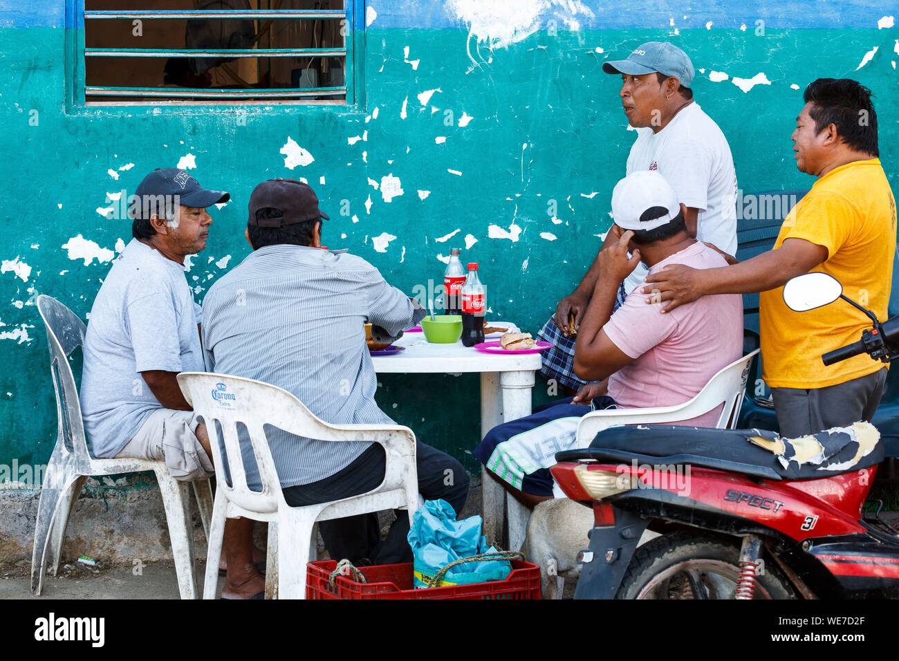 México, Estado de Yucatán, Celestún, pescadores desayuno Foto de stock