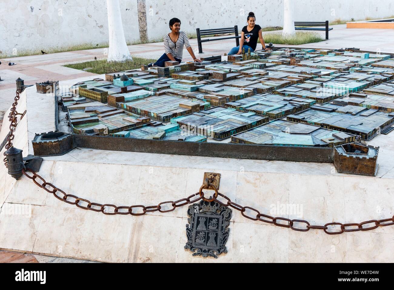 México, estado de Campeche, Campeche, ciudad fortificada listados como Patrimonio Mundial por la UNESCO, dos niñas viendo la ciudad boceto Foto de stock
