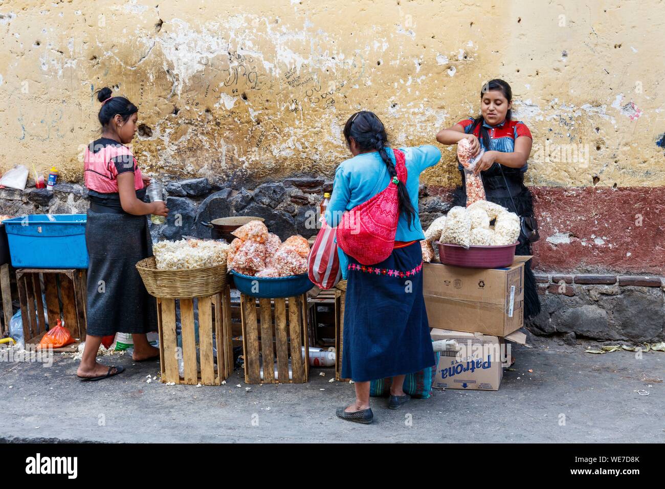 México, Estado de Chiapas, San Cristóbal de las casas, las mujeres tzotziles la venta de palomitas de maíz Foto de stock