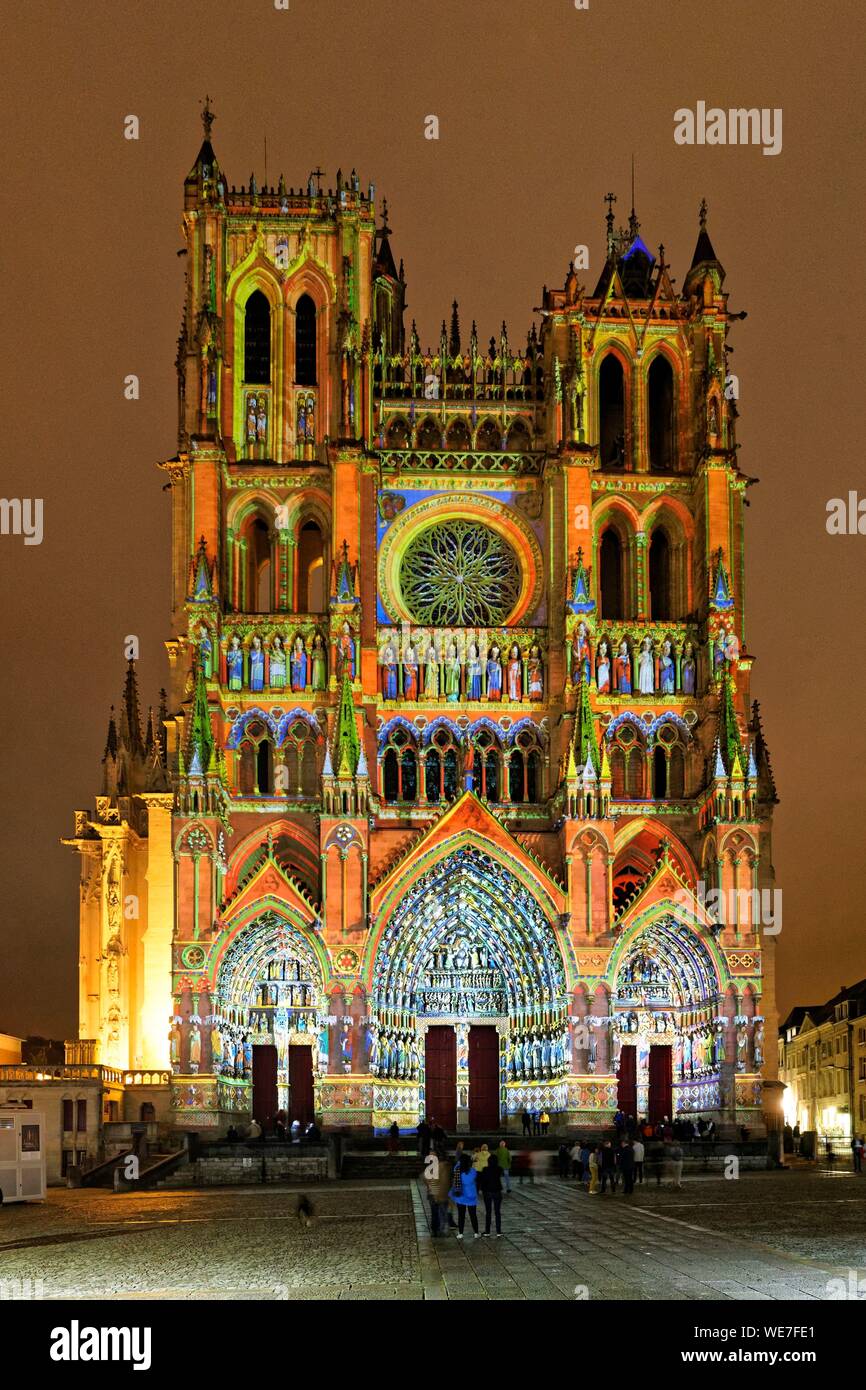 Francia, Somme, Amiens, la catedral de Notre-Dame, joya del arte gótico, catalogada como Patrimonio de la Humanidad por la UNESCO, espectáculo de luz y sonido policromada presentando la policromía original de las fachadas Foto de stock